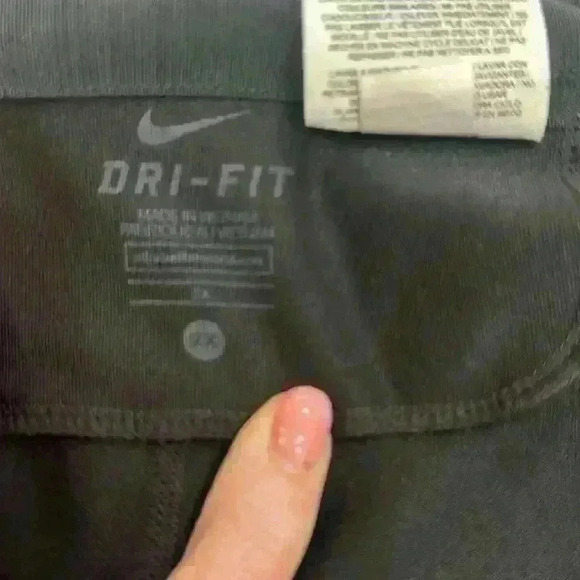 Nike Dry- Fit 2XL Women’s Capris Item# 4T - Picture 2 of 6